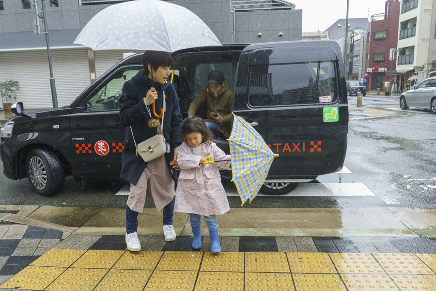 家族でスーパーにお出かけ　ご自宅でのドキュメンタリー的家族写真