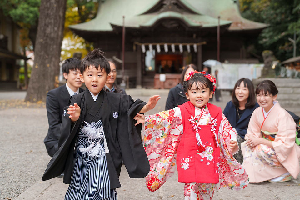 谷保天満宮の境内を元気に走る七五三の兄妹
