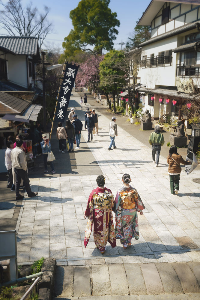     深大寺の参道を歩きながら撮影した自然な成人式前撮り写真