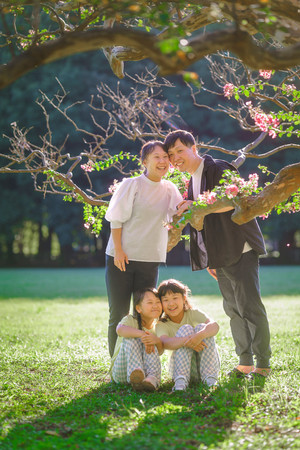 百日紅の花が咲く砧公園で撮影した夏の家族写真