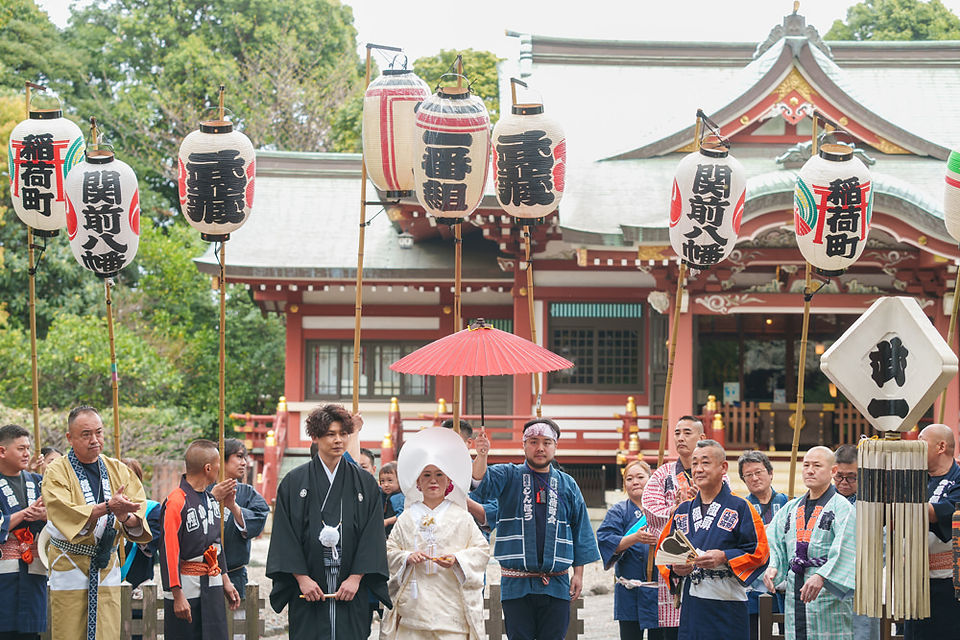 武蔵野八幡宮の境内で新郎新婦を迎える花嫁行列