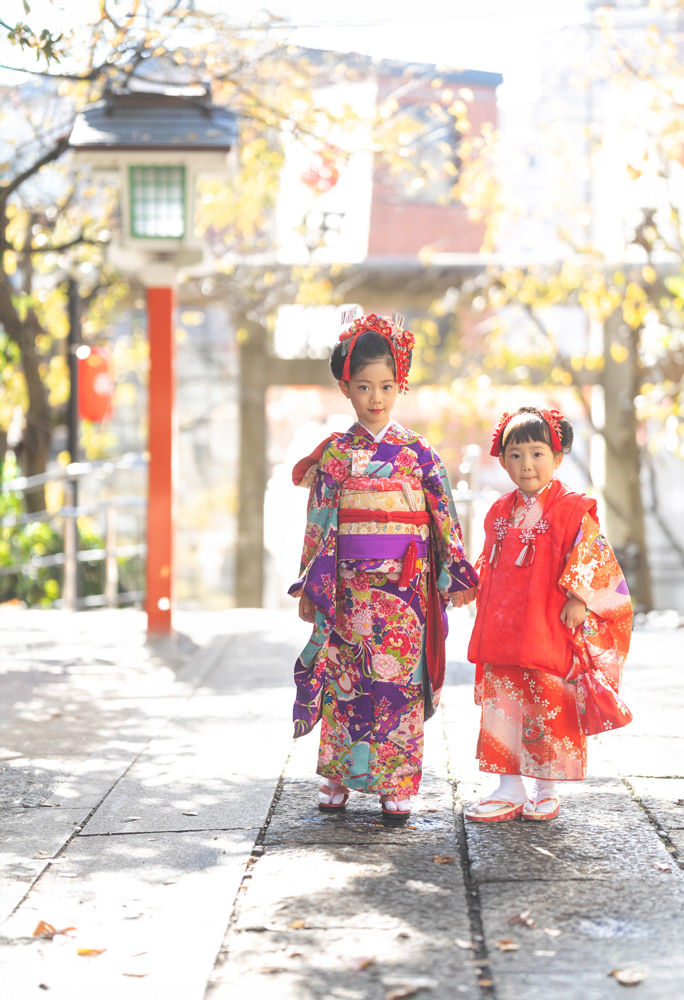 田無神社境内で並んで立つ七五三の姉妹、着物姿が映える一枚