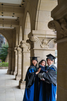 卒業記念の家族写真。大学院修了を迎えたご夫婦と小さなお子さんを自然な雰囲気で撮影