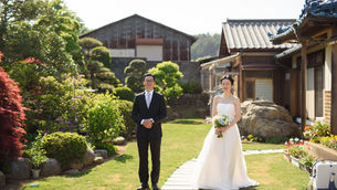 緑に囲まれたご実家で、エンゲージメントフォト撮影