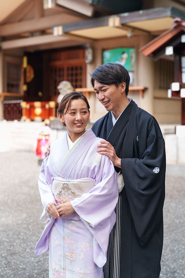 東郷神社で七五三を迎えたご夫婦の自然なツーショット