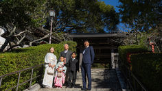 鎌倉の神社、荏柄天神社の階段で七五三の記念写真