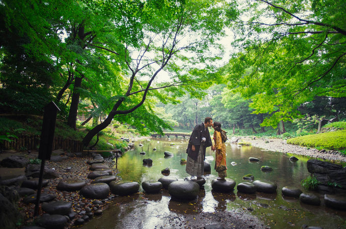 日本庭園の石橋で寄り添う新郎新婦｜和装前撮りロケーションフォト by bozphoto & styles