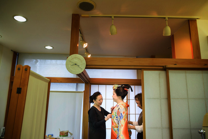 色打掛に身を包み、支度を整える花嫁。地毛結い日本髪とともに、和装ロケーションフォトの始まりを告げる準備シーン。