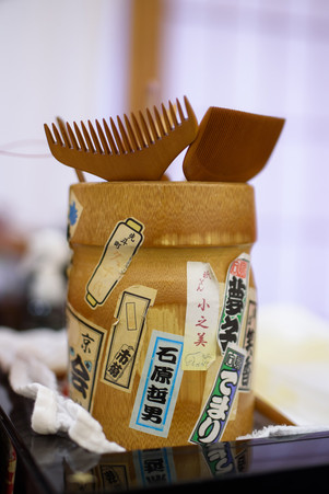 日本髪の地毛結いで使用される伝統的な櫛や道具。熟練の技術で花嫁を仕上げるための職人道具が整然と並ぶ様子。