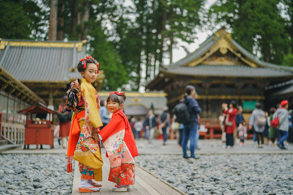 日光東照宮の境内で七五三の着物姿の姉妹が手をつないで歩く様子