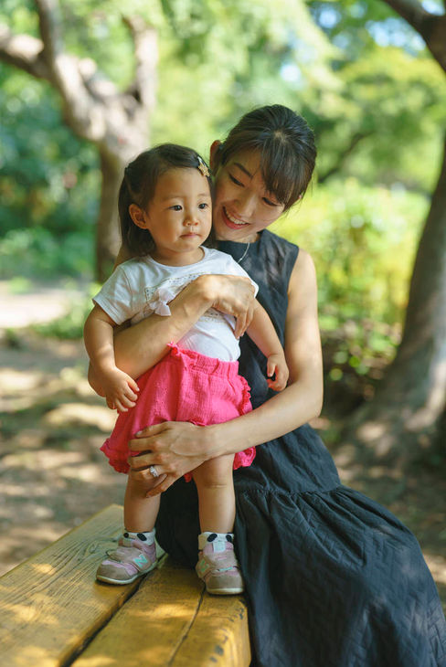 夏の井の頭公園で撮影する家族の記念写真