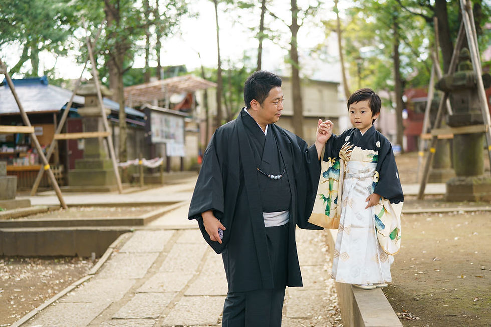 鬼子母神の境内で父親と手をつないで歩く5歳男の子の七五三写真。家族の時間を大切にした出張撮影