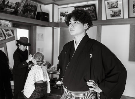 結婚式のお支度を終えた新郎が紋付袴を整える様子