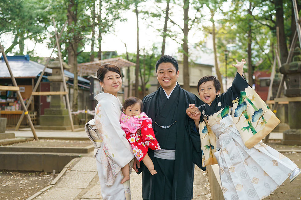 鬼子母神で七五三を迎えたご家族の記念写真。5歳の男の子を中心に、両親と1歳の妹も着物姿でお参りする様子|豊島区・雑司が谷