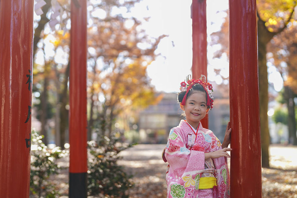 大國魂神社の赤い鳥居での七五三写真｜7歳の女の子が着物姿で立つ自然な表情