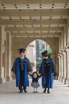 卒業式当日、キャンパス内を歩く家族の様子。大学卒業記念を家族写真として残した一枚
