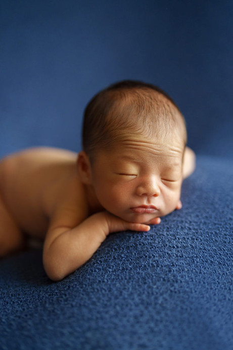 ニューボーンフォト 裸のポーズ