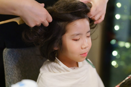 七五三のヘアセット中の7歳の女の子｜自宅でお支度をする様子