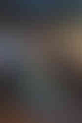 東京都北区のレトロ喫茶「喫茶深海」にて、グリーンのウェディングドレスを着た新婦がひまわりのブーケを抱え微笑む前撮り写真。