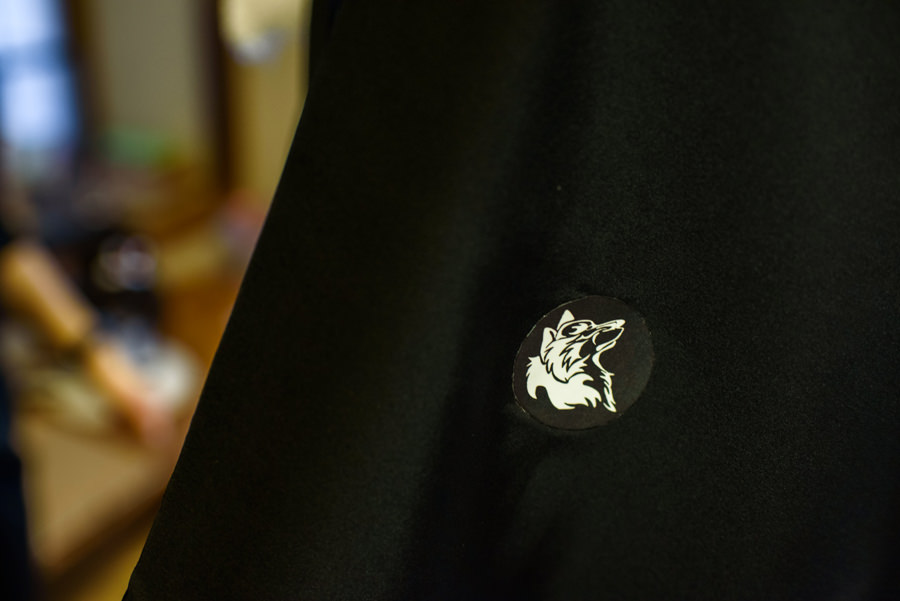 新郎の袴にはオオカミをイメージした家紋が付けられています