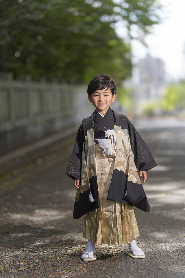     黒と金を基調にした、5歳男の子用羽織袴レンタルの着用イメージ
