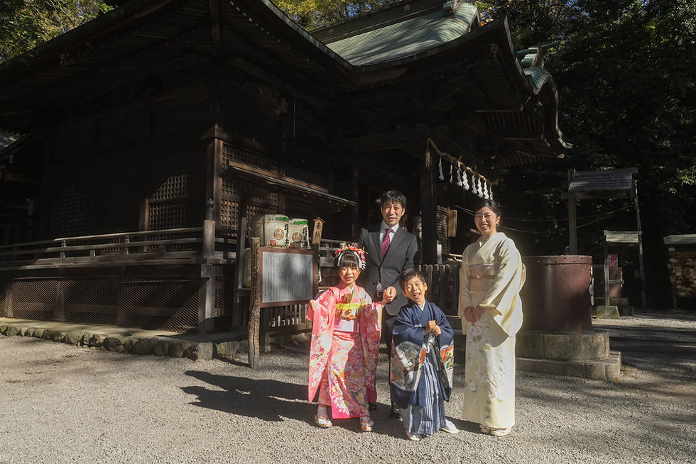 国立市・谷保天満宮での七五三 本殿前で家族での笑顔での記念写真
