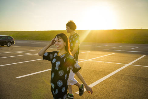 九十九里浜で夕方のカップルフォト撮影