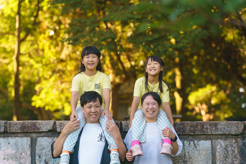 Children on their parents’ shoulders during a fun family photography session in Tokyo