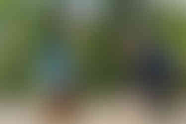 七五三で世田谷八幡宮を訪れた親子。青い羽織袴姿の男の子と父親が見つめ合う温かい瞬間