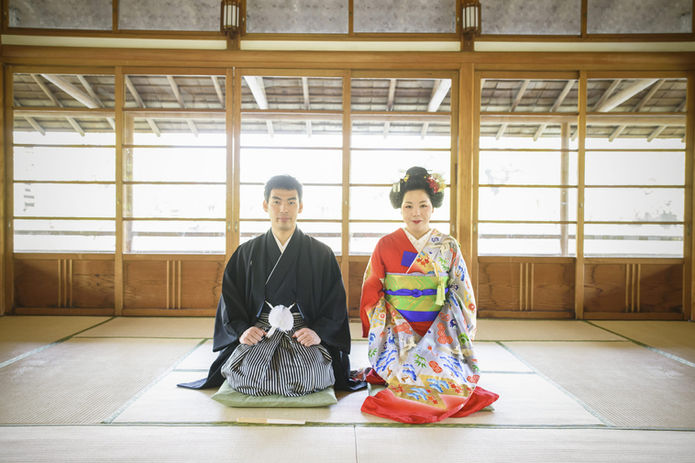 畳の上に正座する新郎新婦の和装前撮り写真｜伝統的な結婚写真 by bozphoto & styles