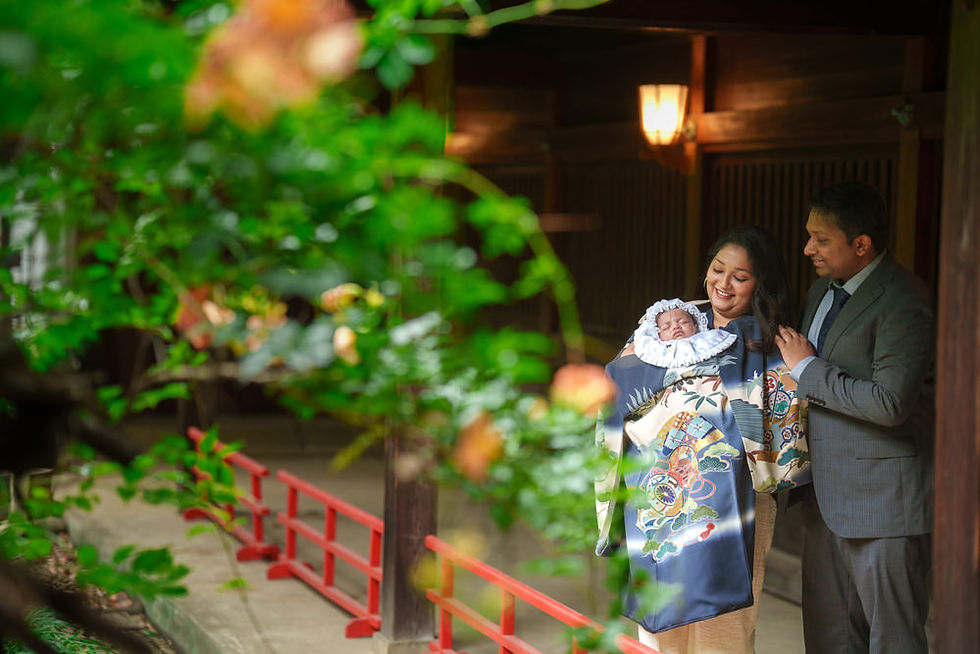 花と緑に囲まれた代々木八幡宮のお宮参り記念撮影