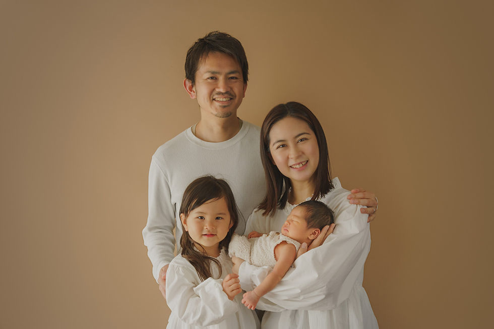 パパ・ママ・お姉ちゃんに囲まれた新生児の家族写真｜温かな雰囲気のニューボーンフォト