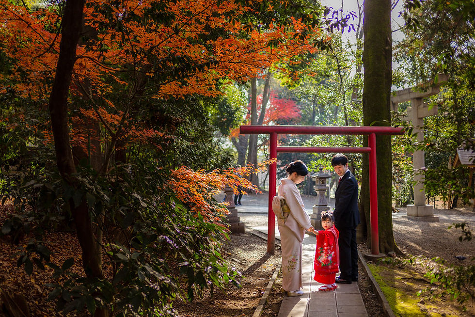 国立市・谷保天満宮での七五三 境内の稲荷神社で記念写真