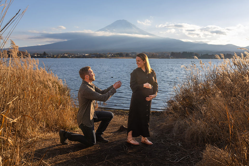 Proposal photo session under autumn leaves in Kawaguchiko