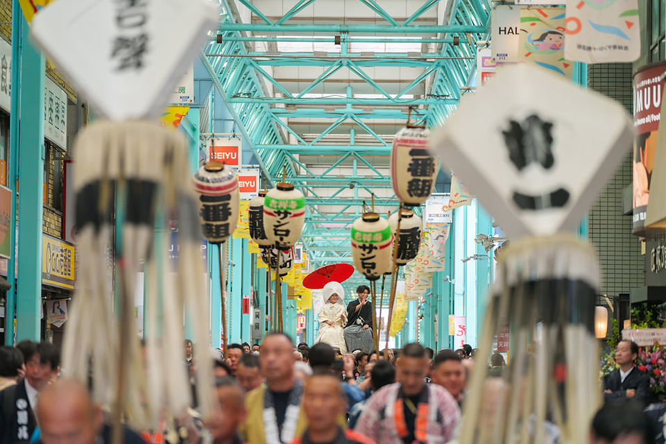 吉祥寺サンロードを進む神輿の花嫁行列と白無垢姿の花嫁