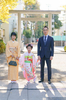 阿佐ヶ谷神明宮での家族写真｜七五三の記念撮影をする親子