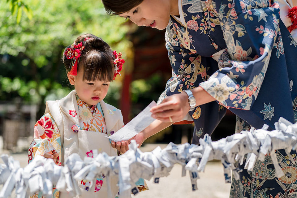 おみくじを結ぶ親子の七五三撮影｜根津神社での出張撮影
