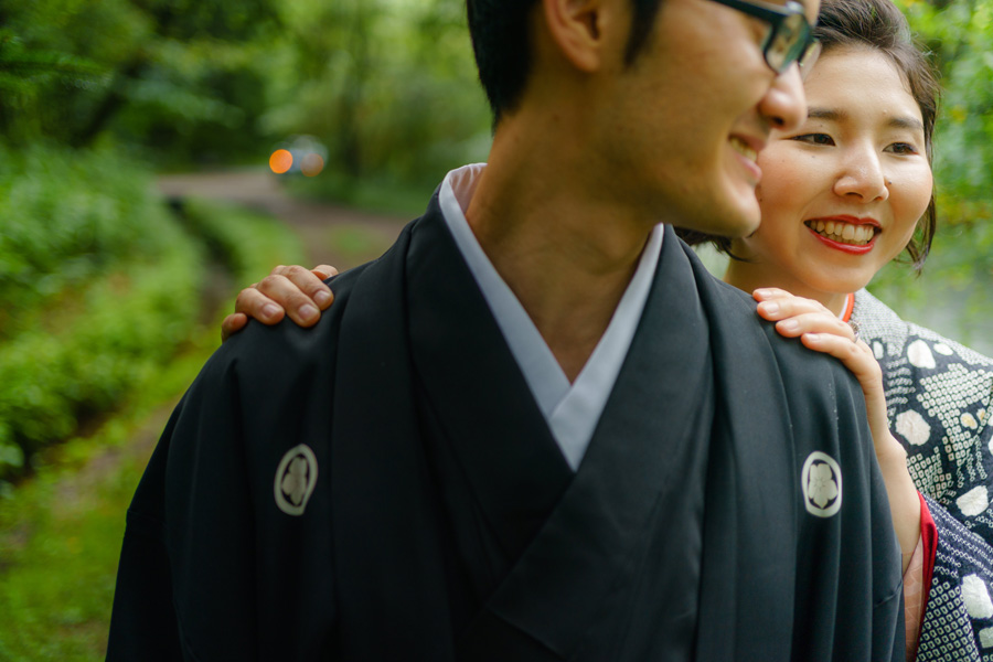 新郎の肩に手を添え、笑顔で寄り添う和装の新婦、軽井沢の森にて