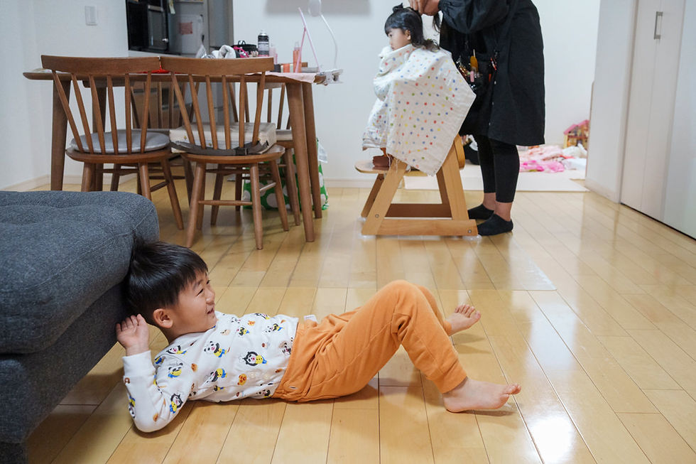 妹さんのヘアセット中、リビングでくつろぐ5歳のお兄ちゃん
