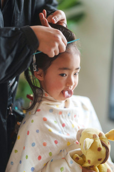 ヘアセット中もぬいぐるみを抱っこする3歳の女の子
