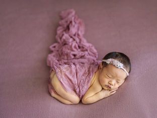ニューボーンフォトにぴったりの衣装とは?赤ちゃんにおすすめの服と小物の選び方
