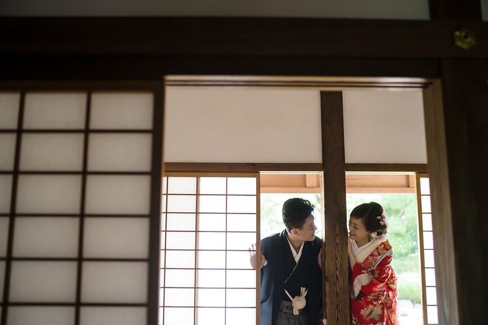 Couple relaxing on the wooden veranda of Honmaru Goten during their kimono wedding photoshoot