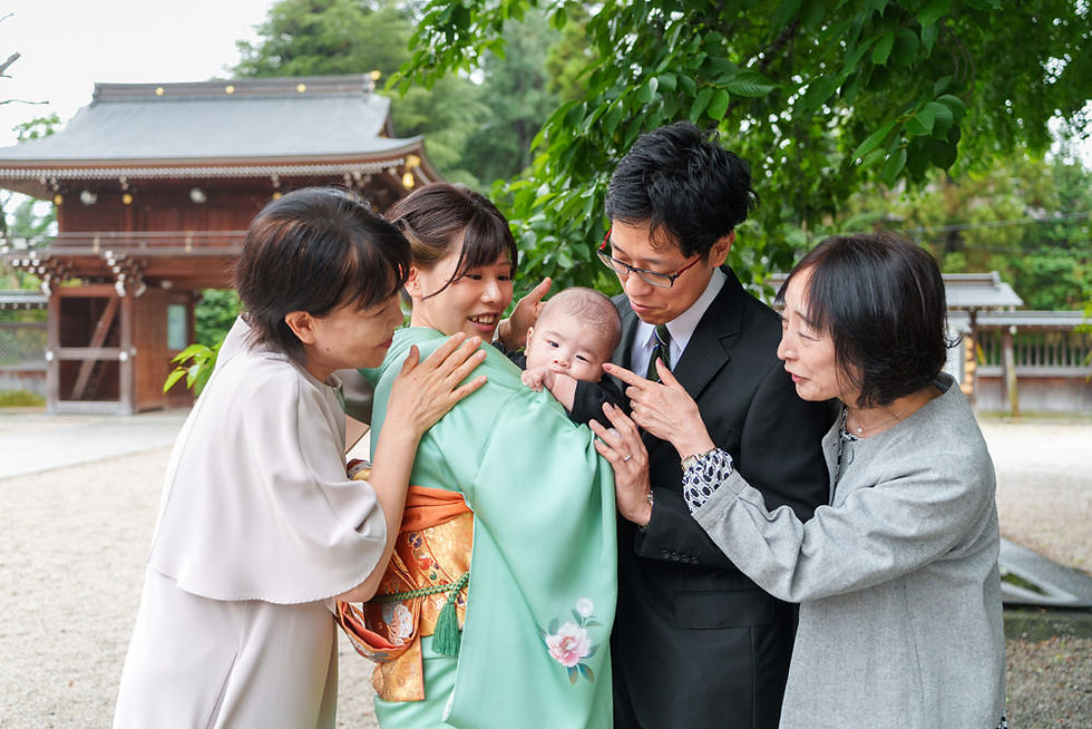 家族みんなに囲まれて微笑む赤ちゃんの自然な表情