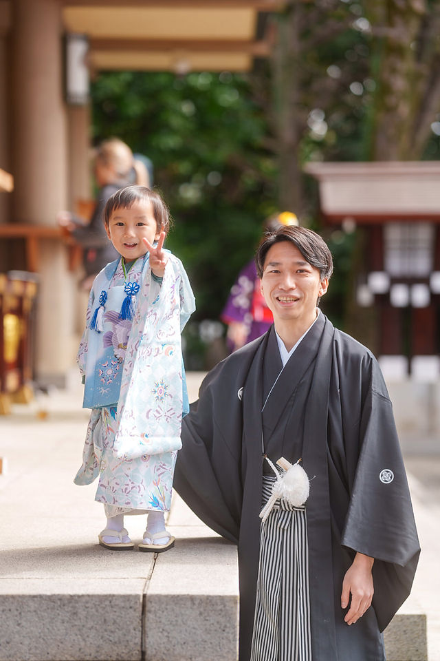 東郷神社で水色の被布姿の3歳の男の子とお父さん