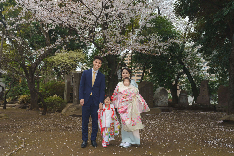 桜咲く品川神社での七五三