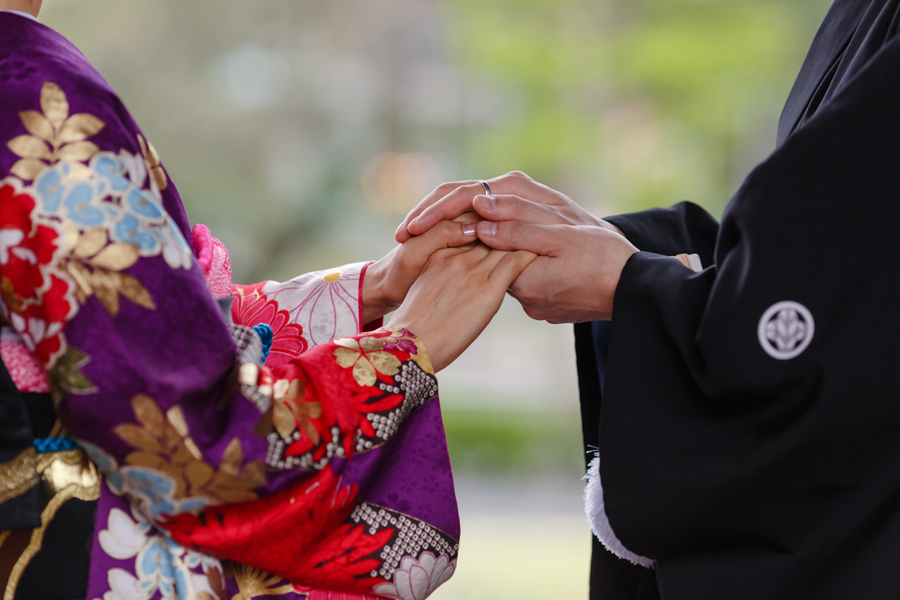 新郎新婦が寄り添いながらお互いの手を重ねるアップショット