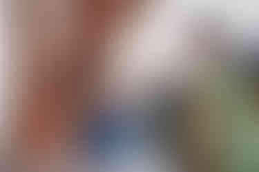 町田市・菅原神社で七五三詣りを行い、絵馬に願い事を書くきょうだいの様子