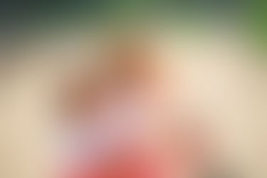 ストライダーに乗って一緒に遊ぶ姉妹