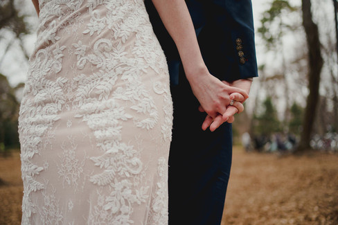 ウェディングドレスのレースと指輪が見える手つなぎショット・自然な雰囲気の前撮り写真