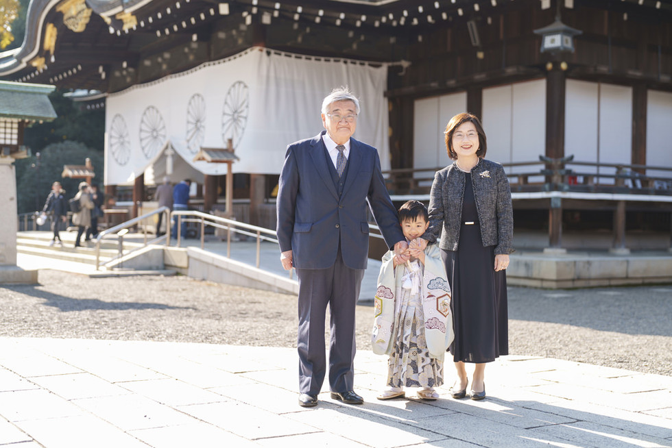 靖国神社で七五三撮影をする5歳男の子と祖父母 三世代での家族写真